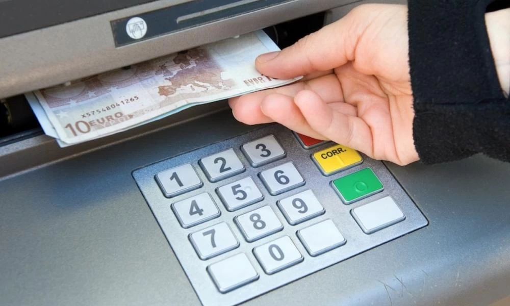 Ηράκλειο: Ηλικιωμένος βρήκε στο ΑΤΜ 1900 ευρώ και τα «βούτηξε»